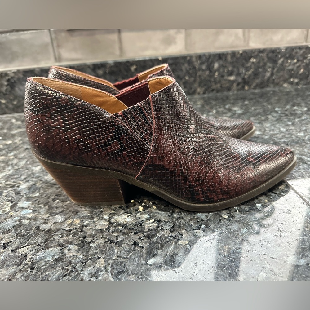 Lucky Brand Tabea Snakeskin Burgundy Pointed Toe Slip On Ankle Booties Size 9.5